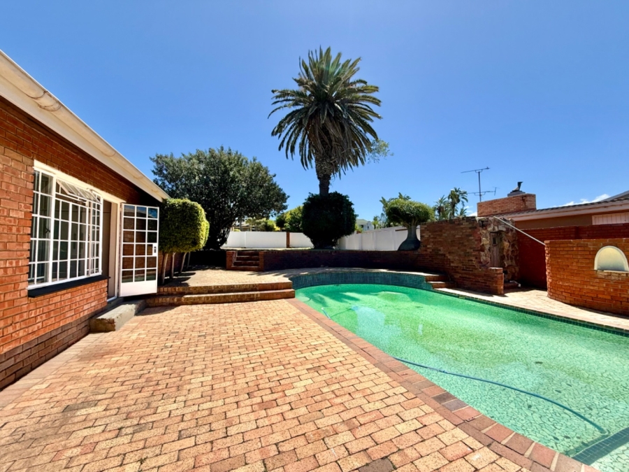 5 Bedroom Property for Sale in Bluewater Bay Eastern Cape